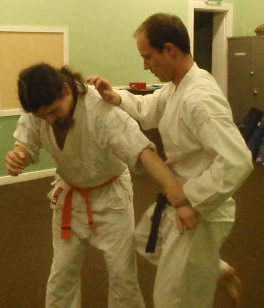 Even if it misses the kyusho point, a knee strike to the thigh works well