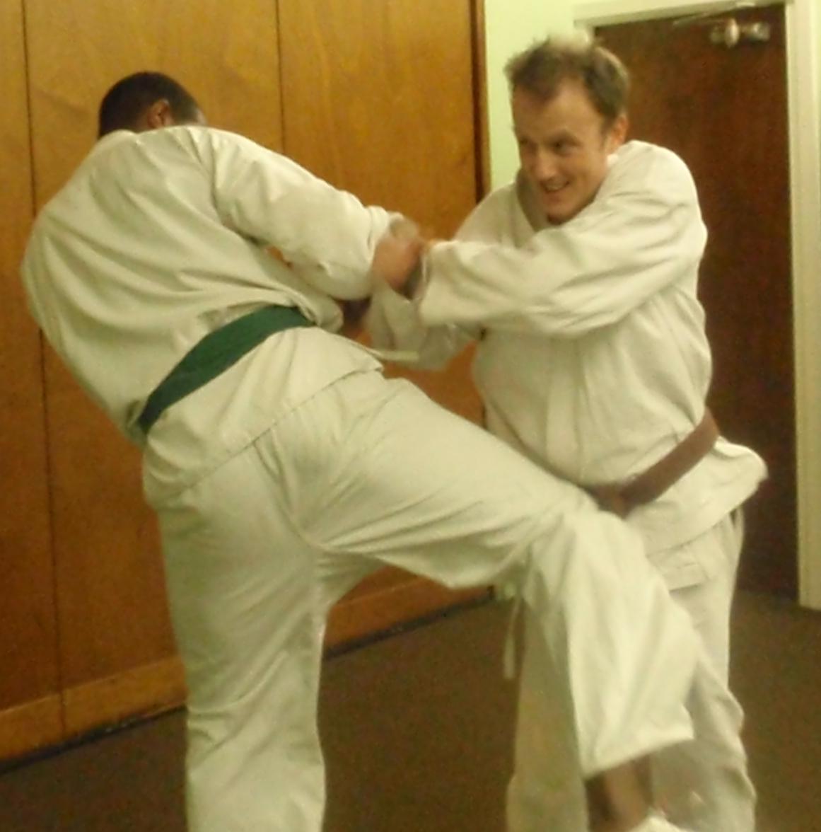 A round kick impacting with the knee